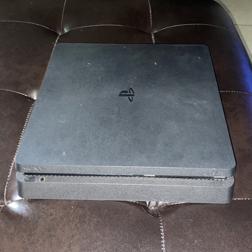 PS4 AND 1 CONTROLLER